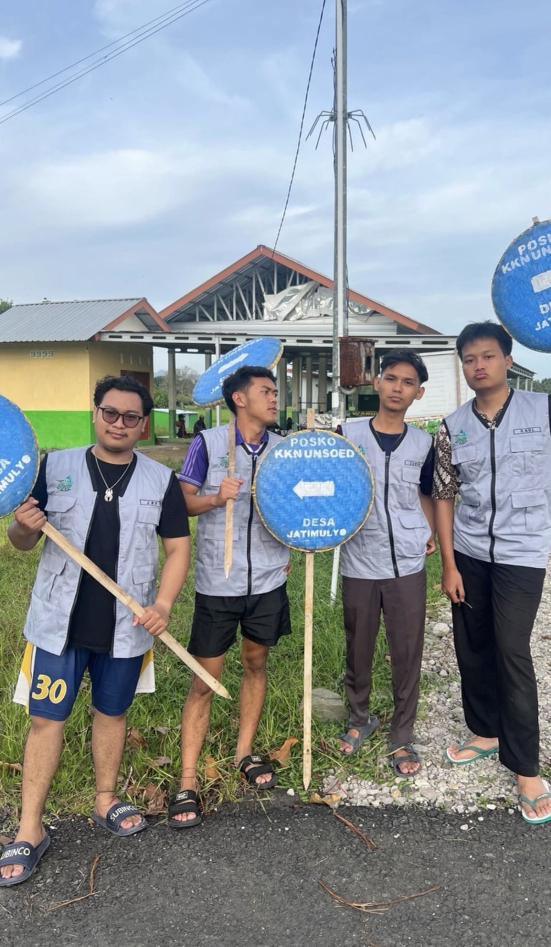 Pemasangan Penunjuk Jalan Posko