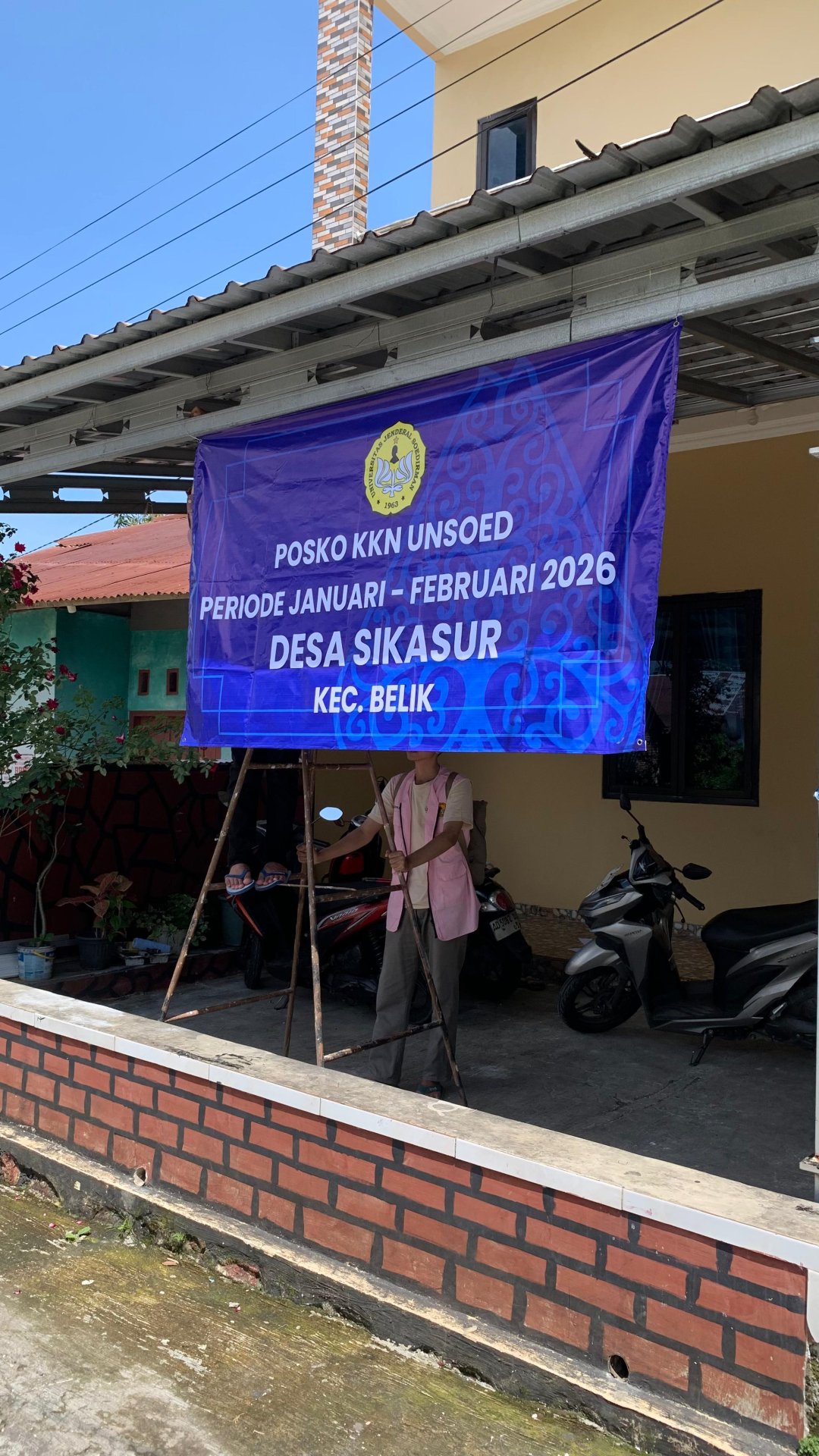 Pemasangan banner posko