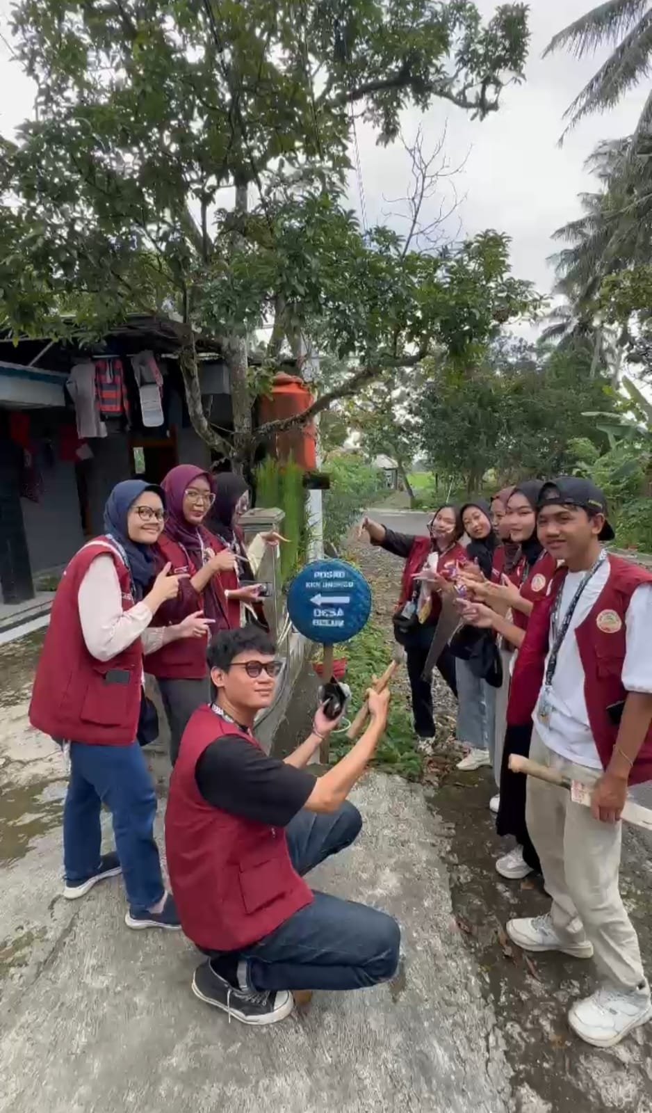 Pemasangan petunjuk arah Posko KKN Desa Beluk