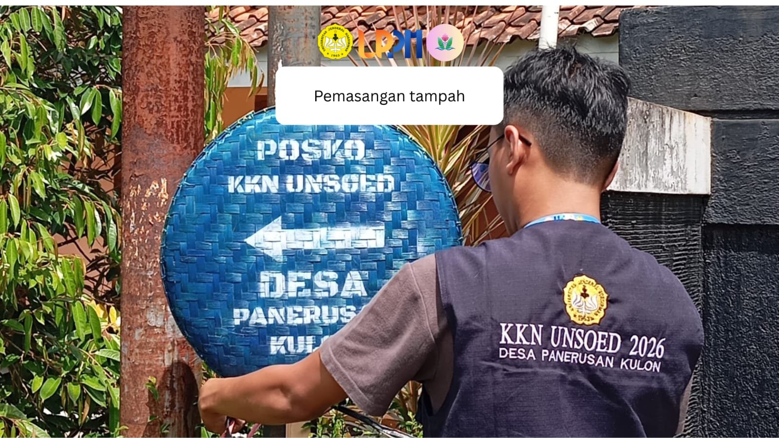 Pemasangan Petunjuk Arah Menuju Posko KKN