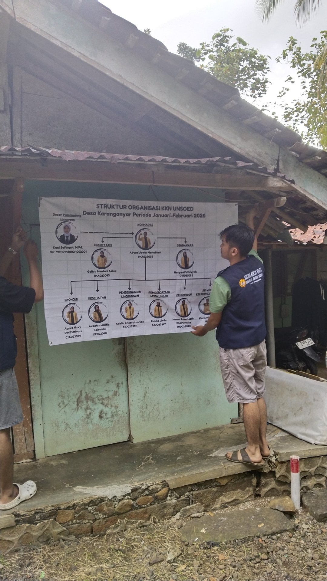 Pemasangan Banner Matriks dan Struktur Organisasi KKN