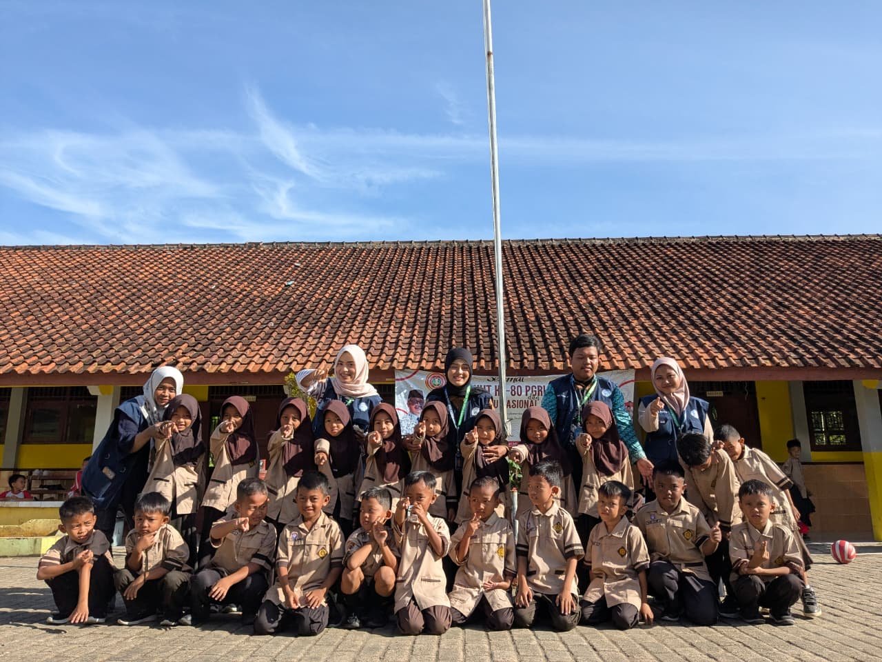 Apel pagi,Kampanye sikat gigi di SD 2 Bulupaying,Kegiatan di RA ,dan pembersihan di bagian lingkungan demplot dengan kwt