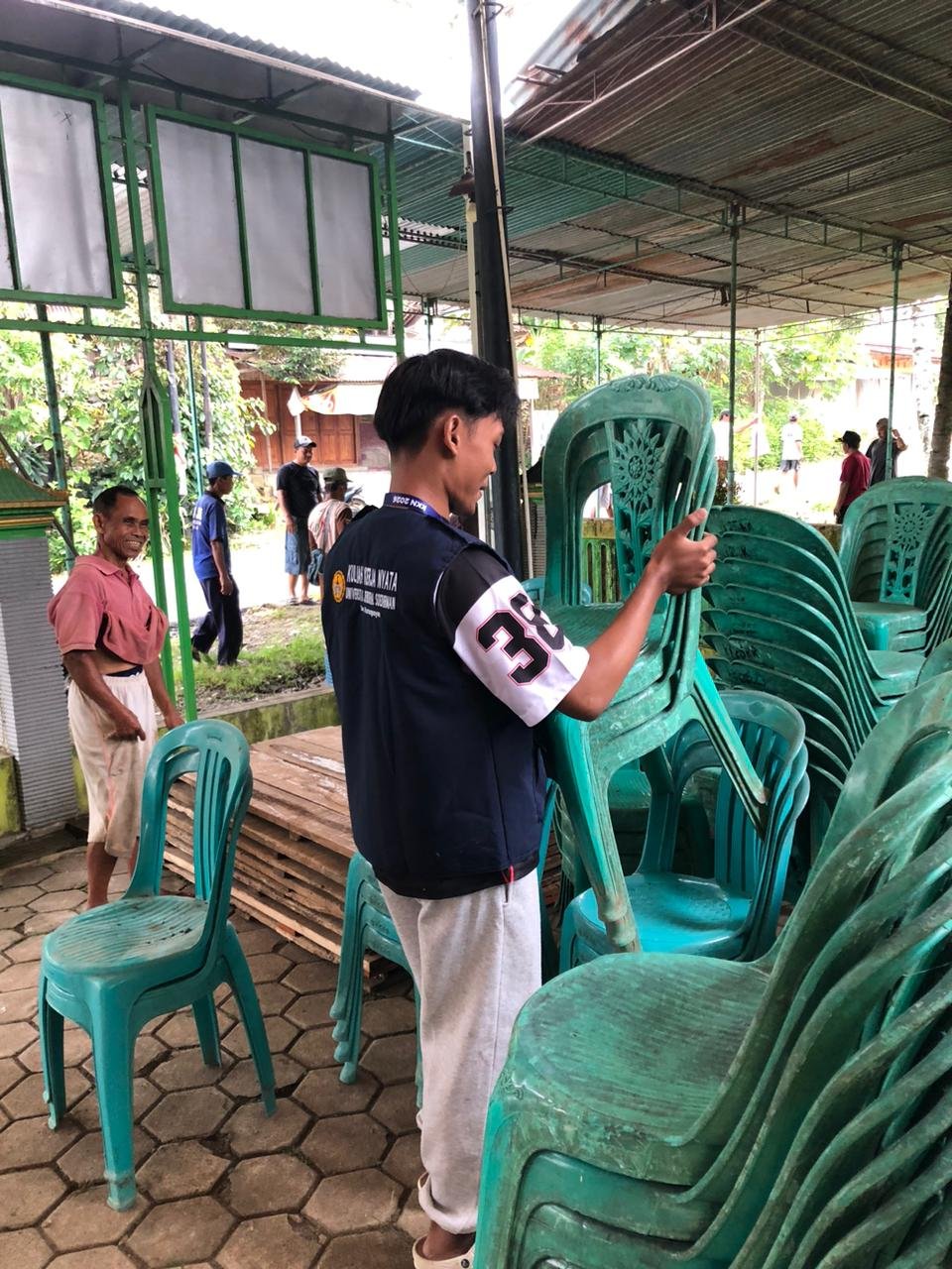 Kerja Bakti Membersihkan Masjid Hijau Desa Karanganyar