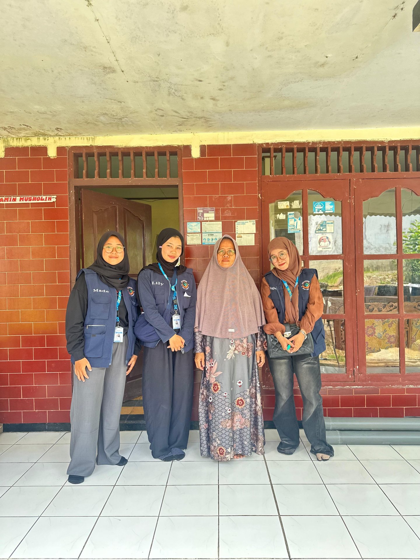 Pembasahan program kerja penanaman akar wangi dan pembagian undangan sosialisasi program kerja KKN