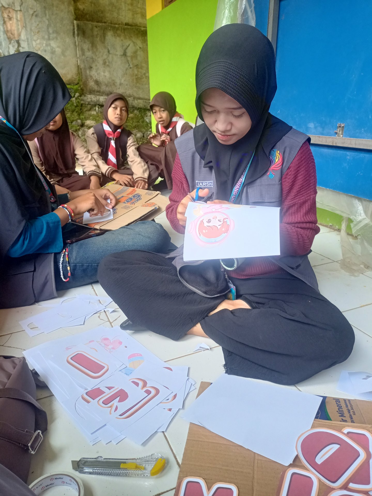 Pemasangan elemen Mading di SDN 02 Karangbawang