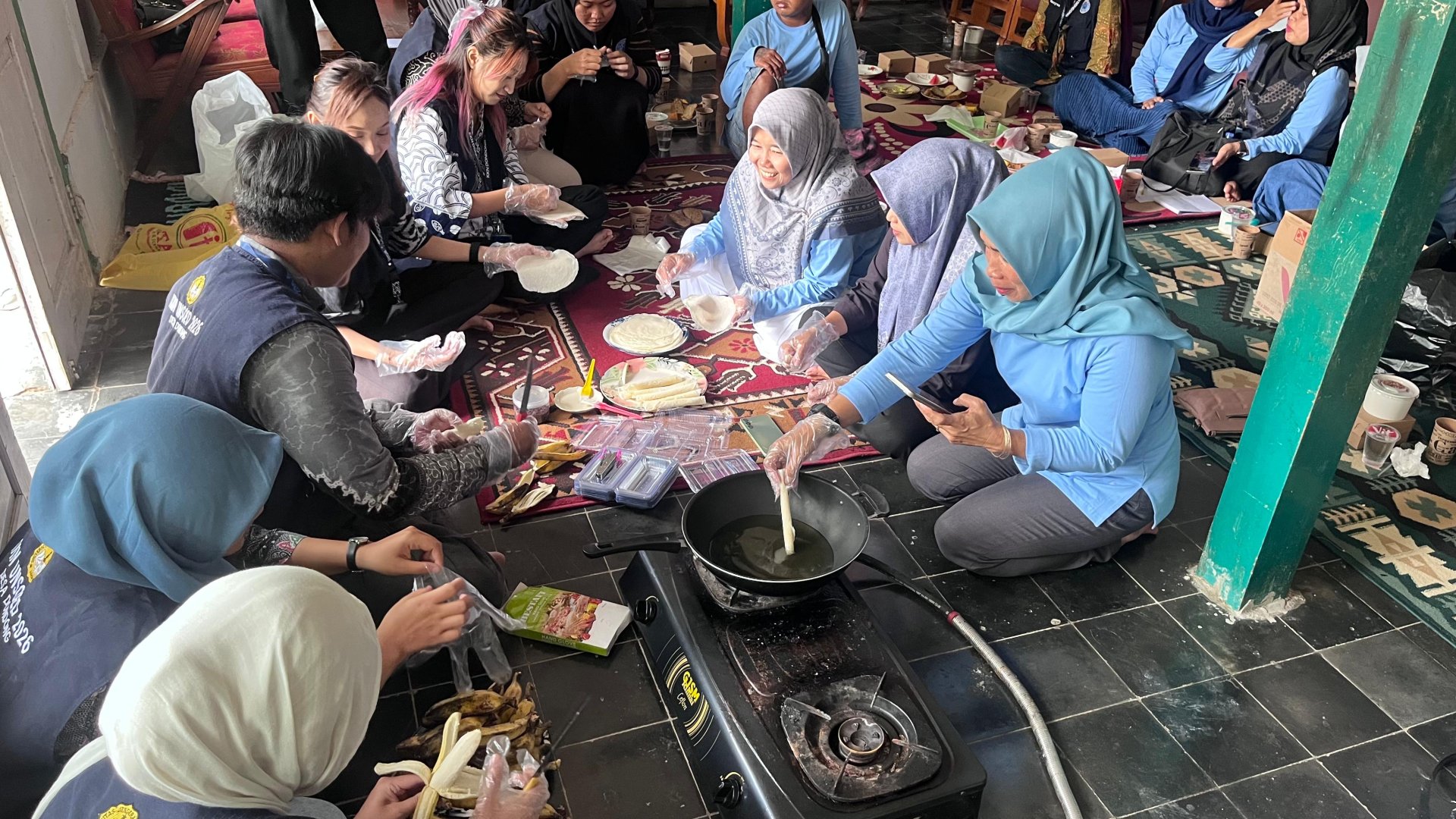 Ekonomi Kreatif Pendampingan Penjualan Banana Roll