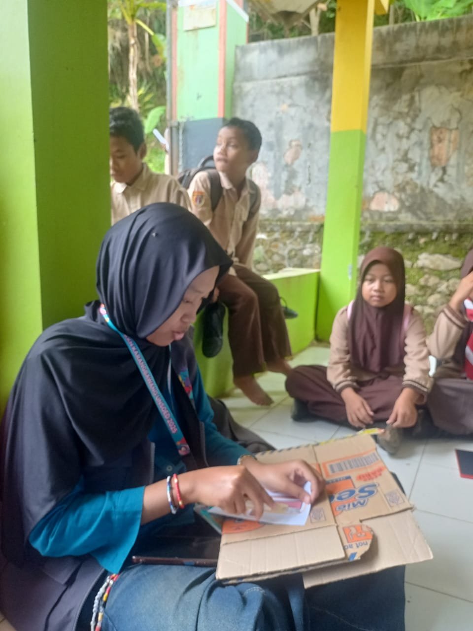 Pemasangan Element Mading di SDN 02 Karangbawang