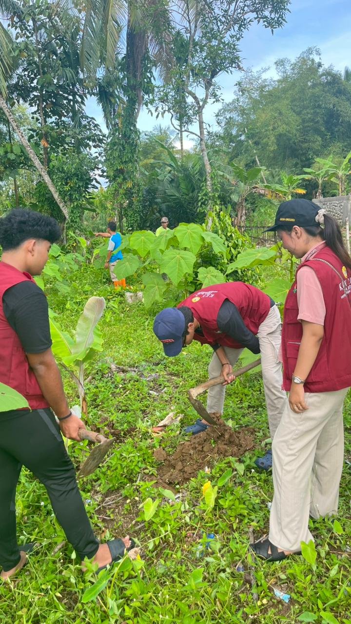 Menanam Bibit Durian di Lahan milik Desa Bodas
