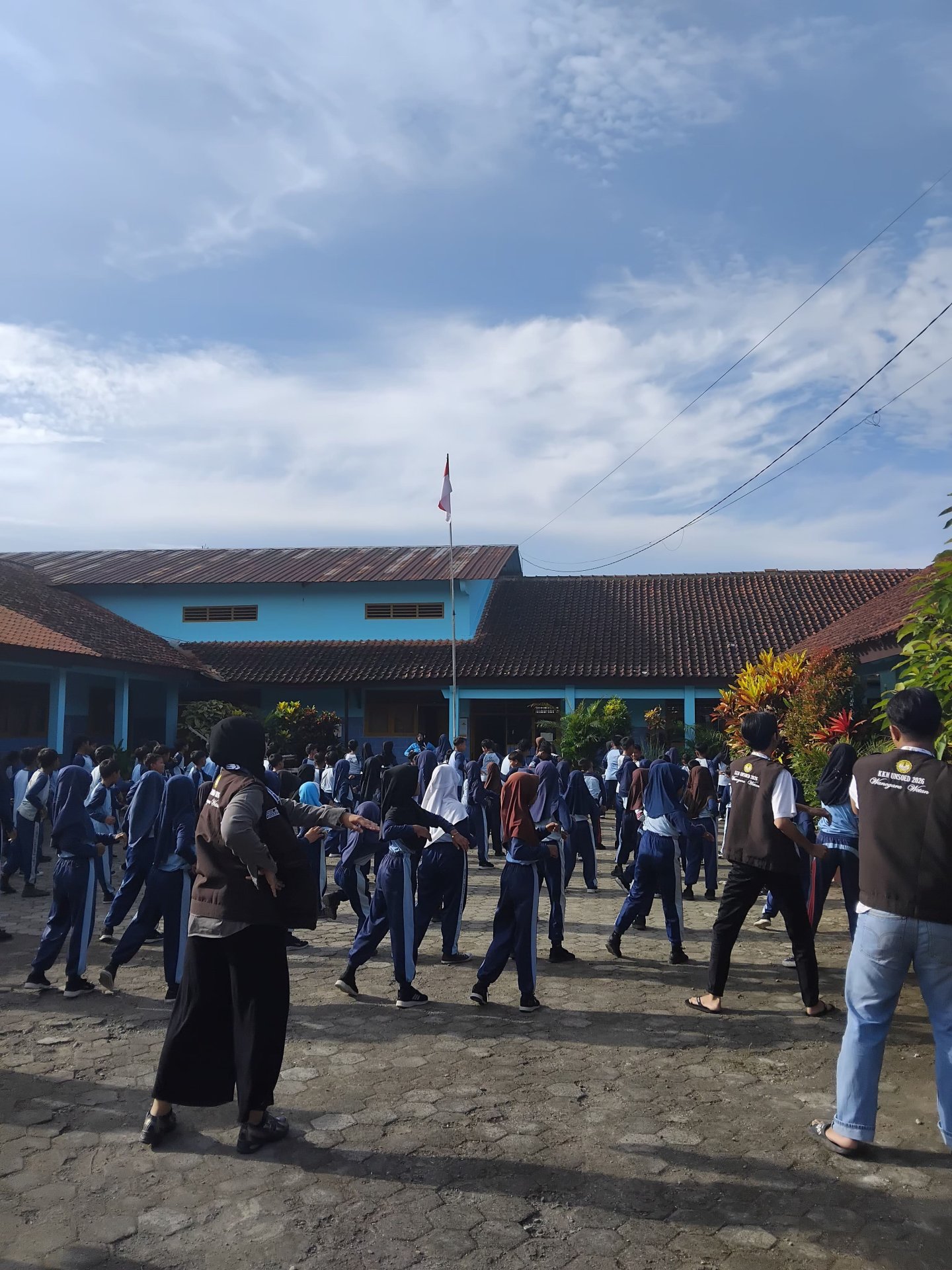 Senam Dengan Guru dan Murid di SDN 1 Wanogara Wetan