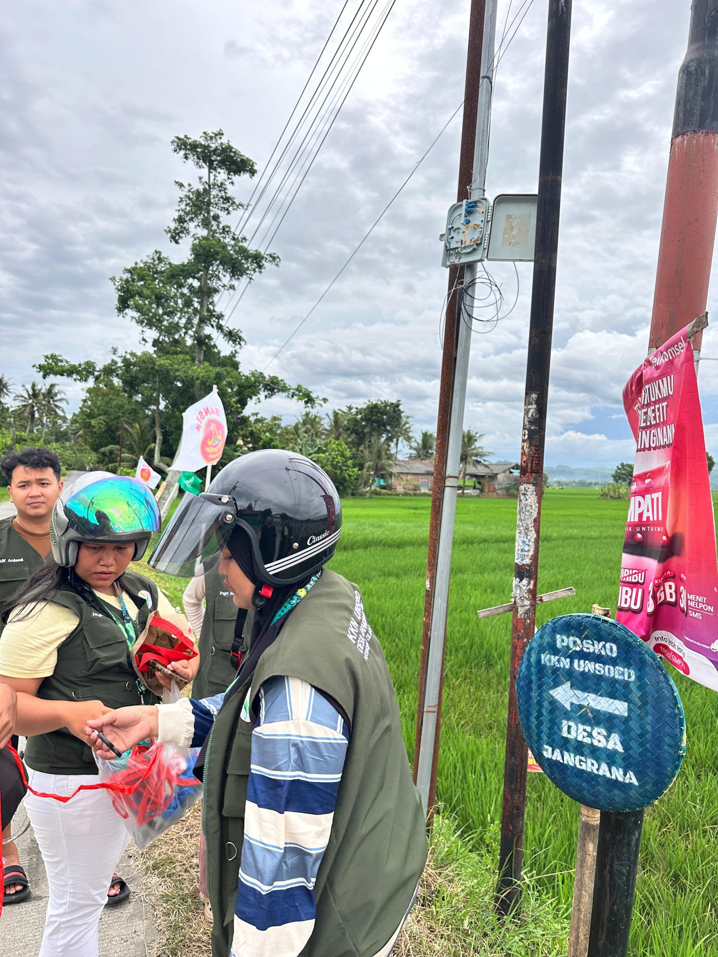 Pemasangan penunjuk arah posko KKN