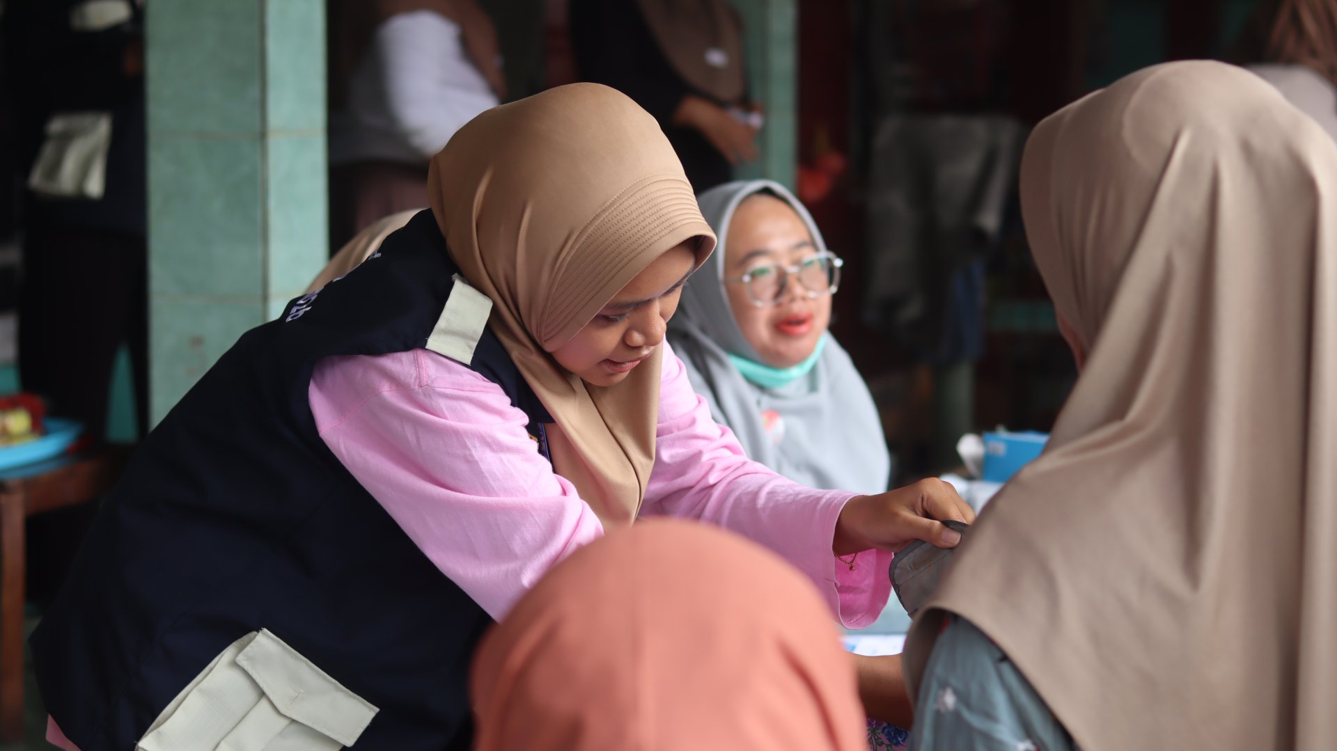 Tim KKN desa Trimulyo membantu kegiatan posyandu di dusun Menggora desa Trimulyo