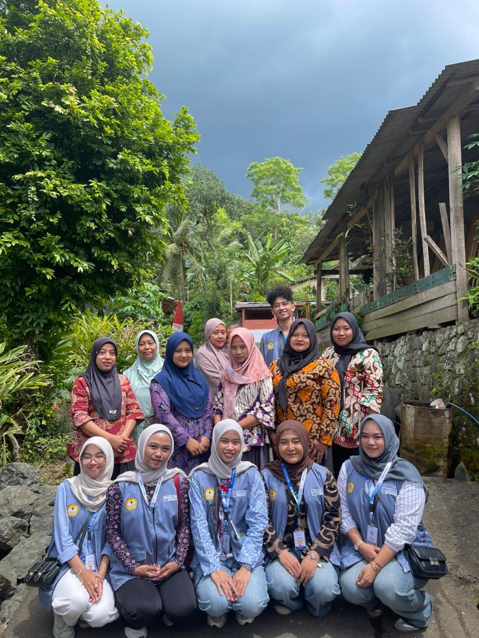 Day 3 - Pemasangan Penunjuk Arah dan Pendampingan Posyandu oleh Mahasiswa KKN Unsoed di Desa Lancar