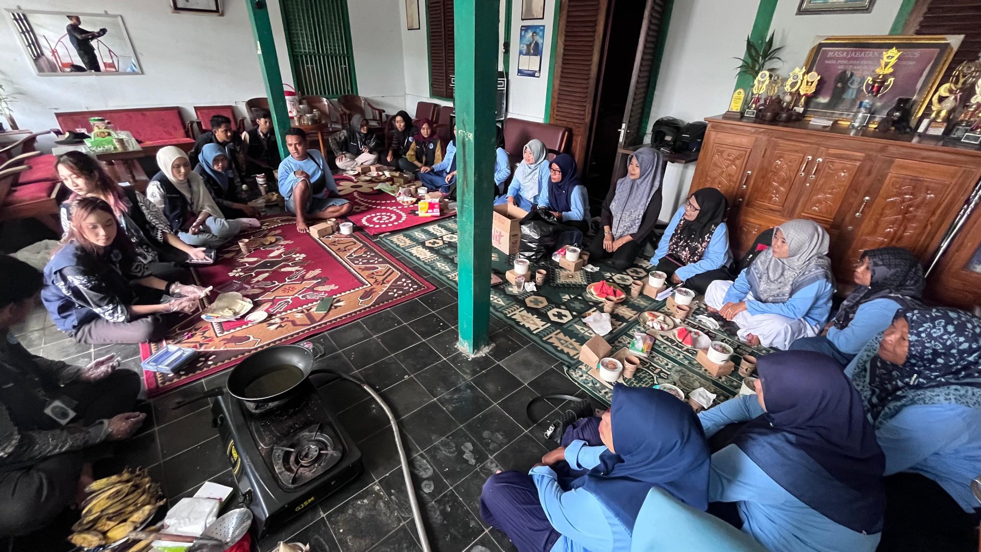 Pelaksanaan proker ekonomi, pembuatan banana roll