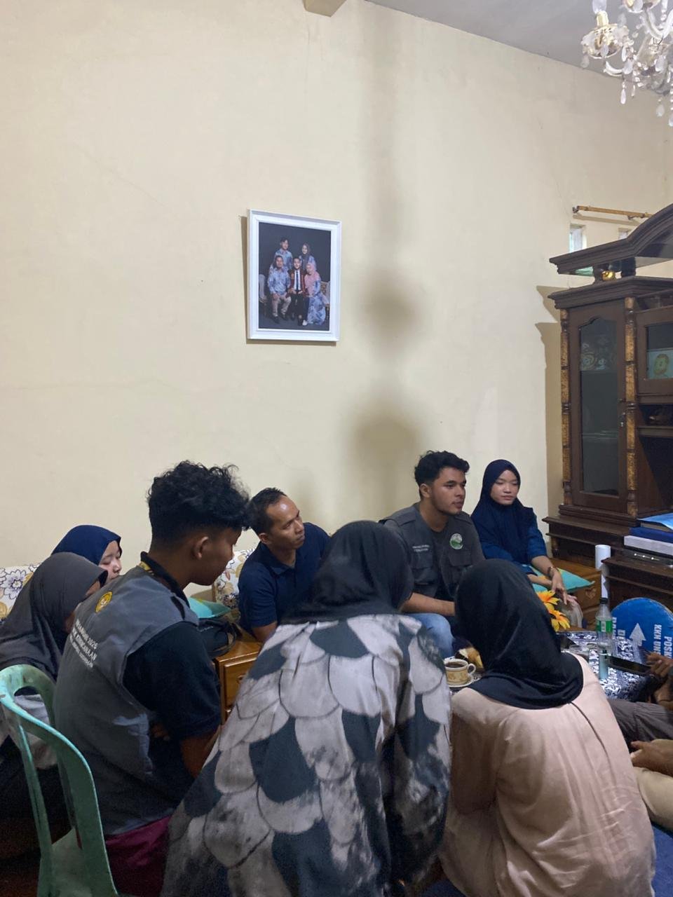 Kunjungan Kepala Desa Danasari di Posko KKN