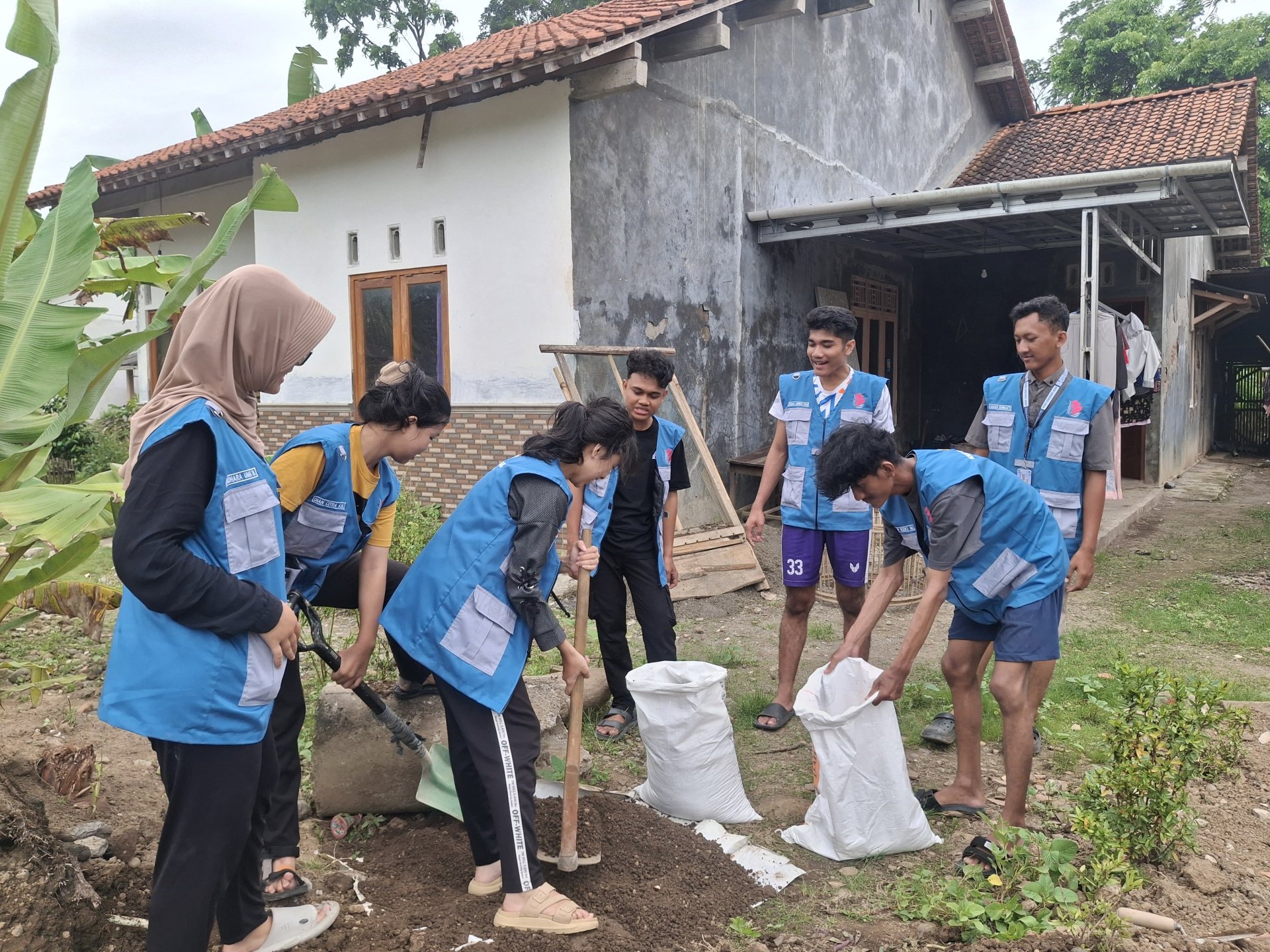 Kegiatan penyiapan media Tanam