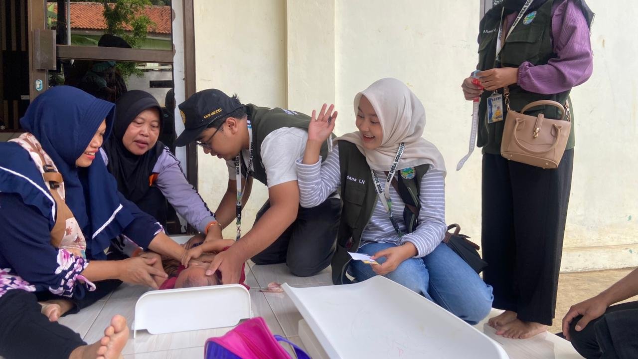 Pendampingan Posyandu Balita, Anak, dan Ibu di Gor Desa Somogede