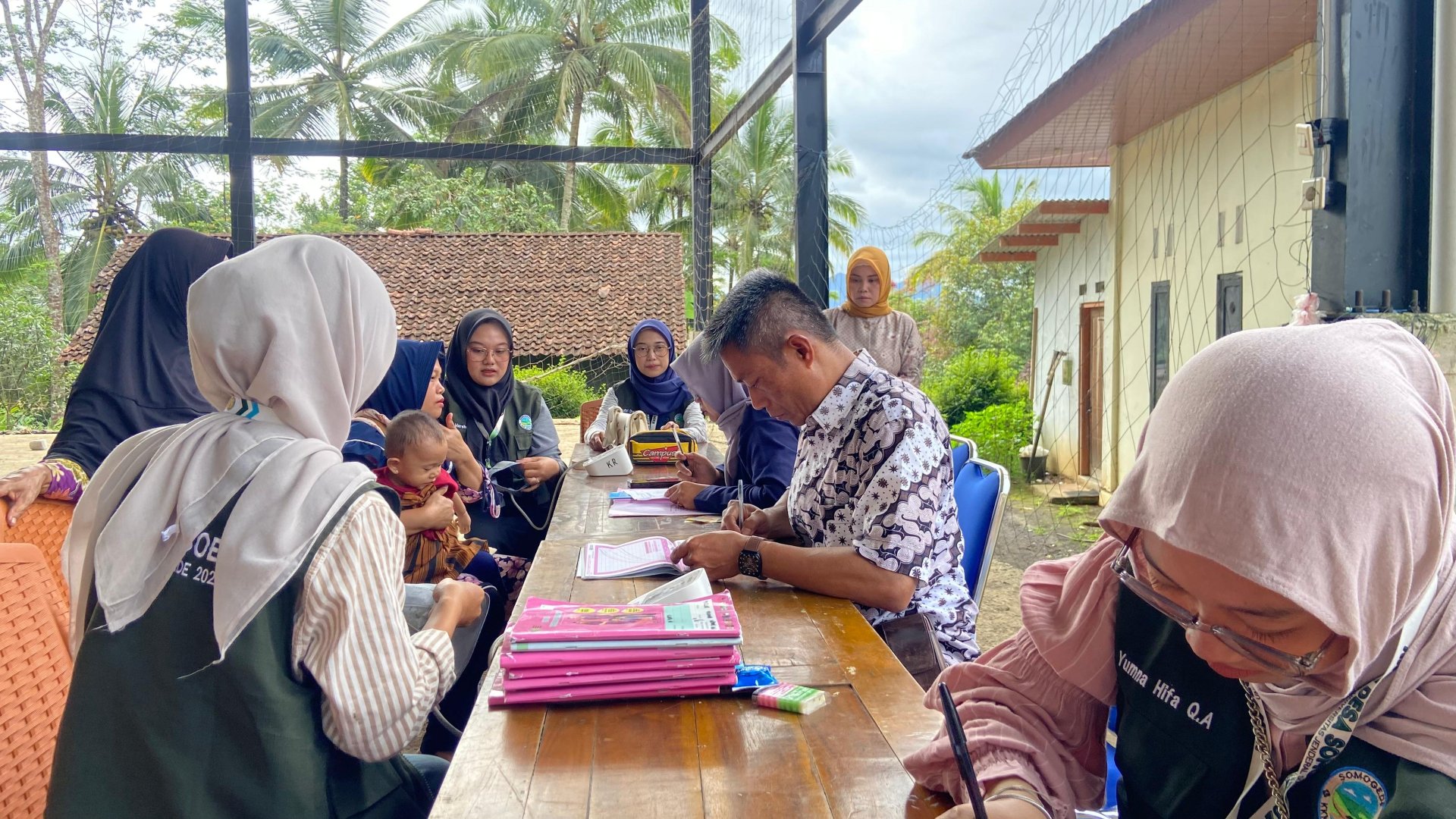 Pendampingan Posyandu Balita, Anak, dan Ibu di Gor Desa Somogede