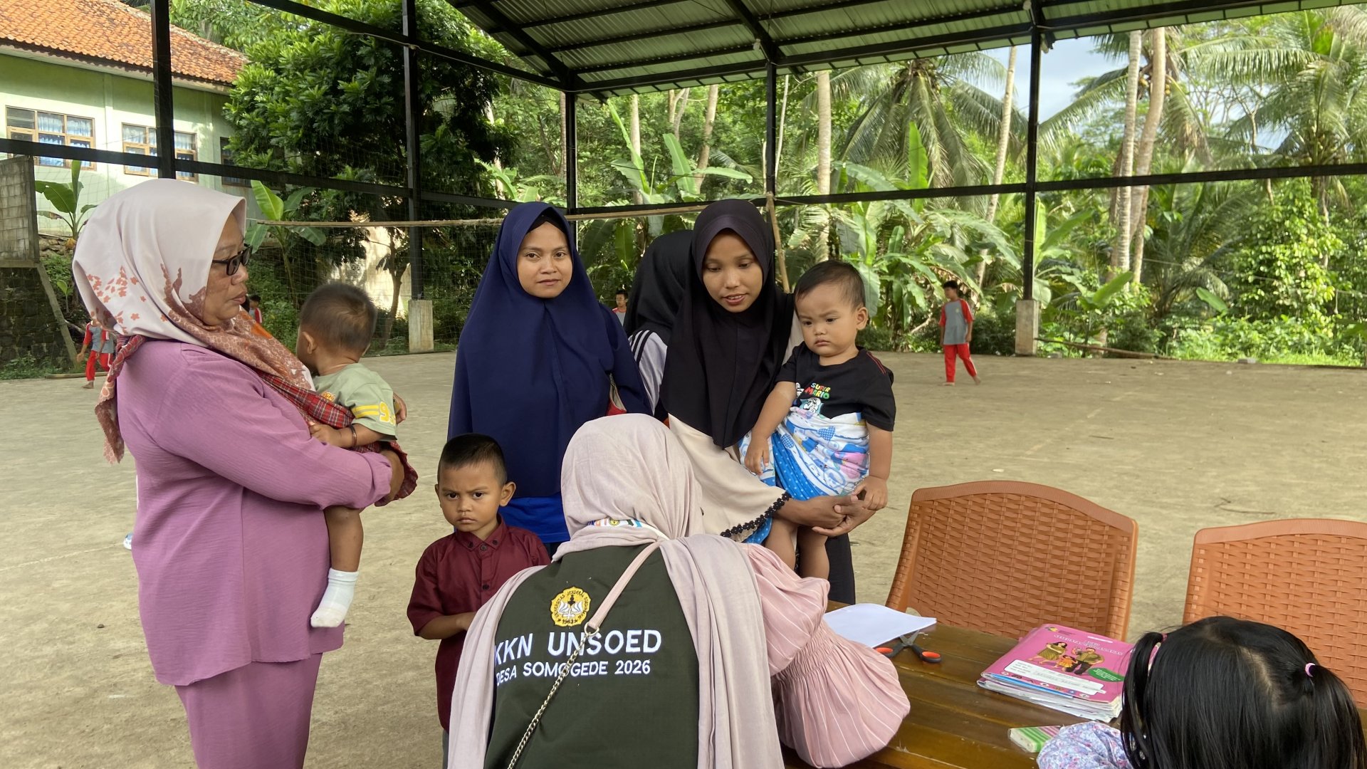 KKN Desa Somogede Kec. Wadaslintang Kabupaten Wonosobo Pendampingan Posyandu Balita, Anak, dan Ibu di Gor Desa Somogede