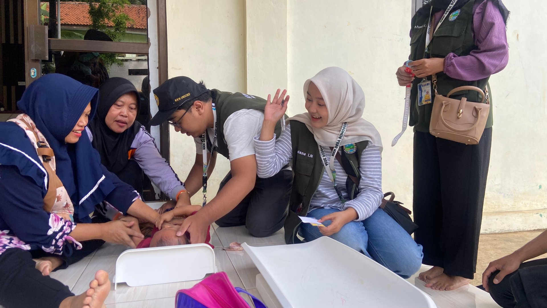 Pendampingan Posyandu Balita, Anak, dan Ibu di Gor Desa Somogede