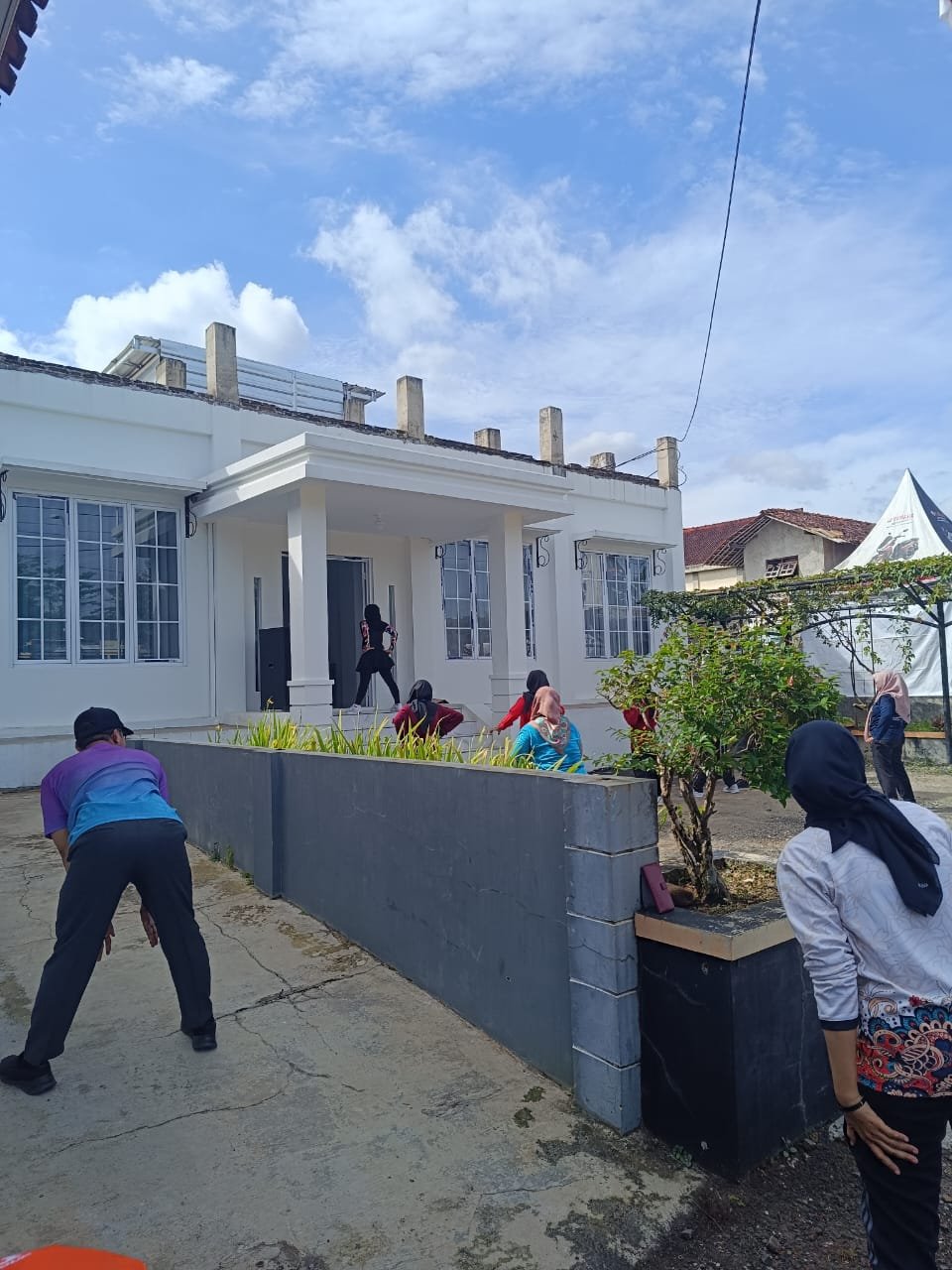 Kunjungan ke Kantor di Kecamatan, jalan-jalan, serta bermain volli