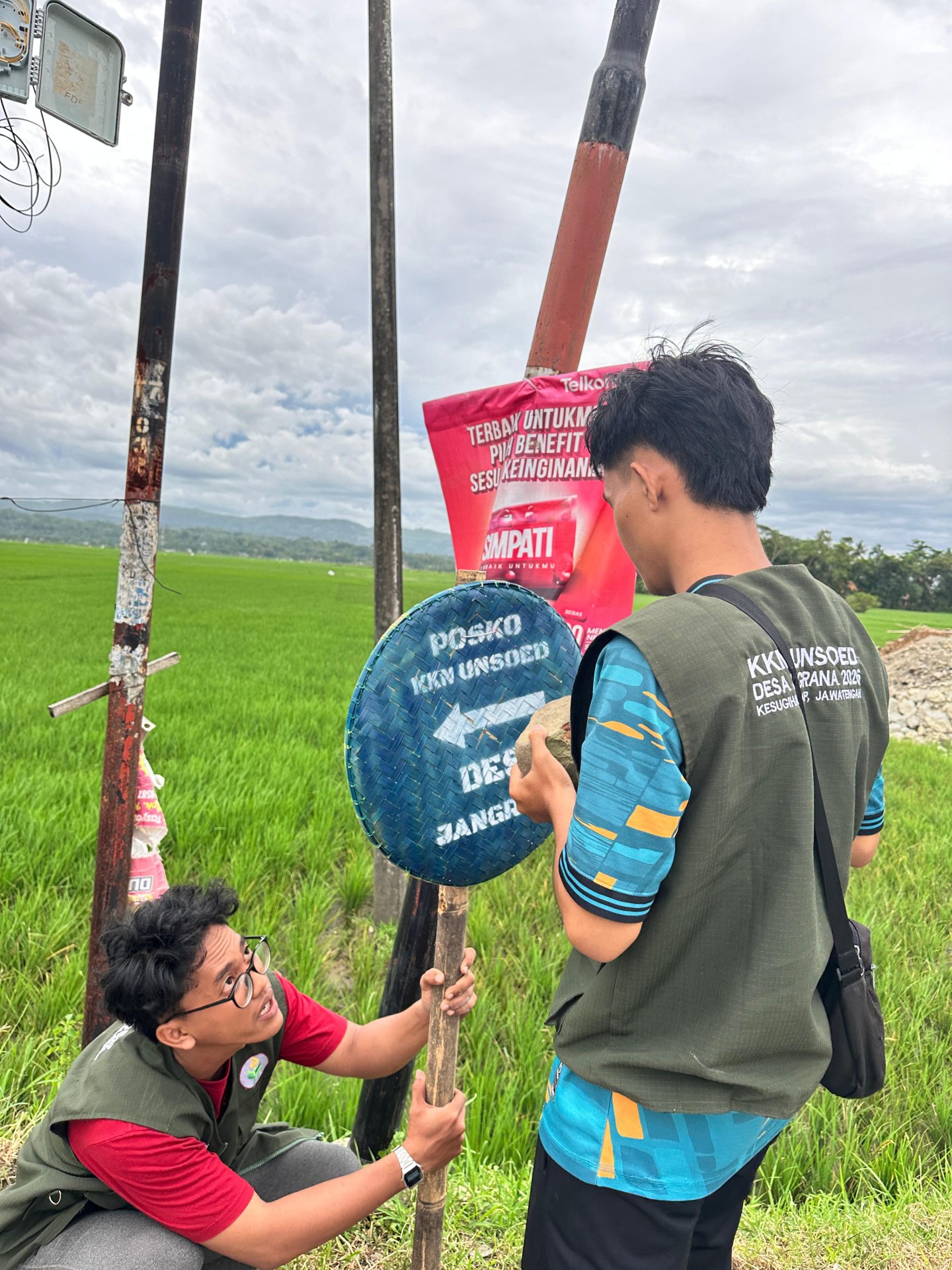 Pemasangan penanda arah posko