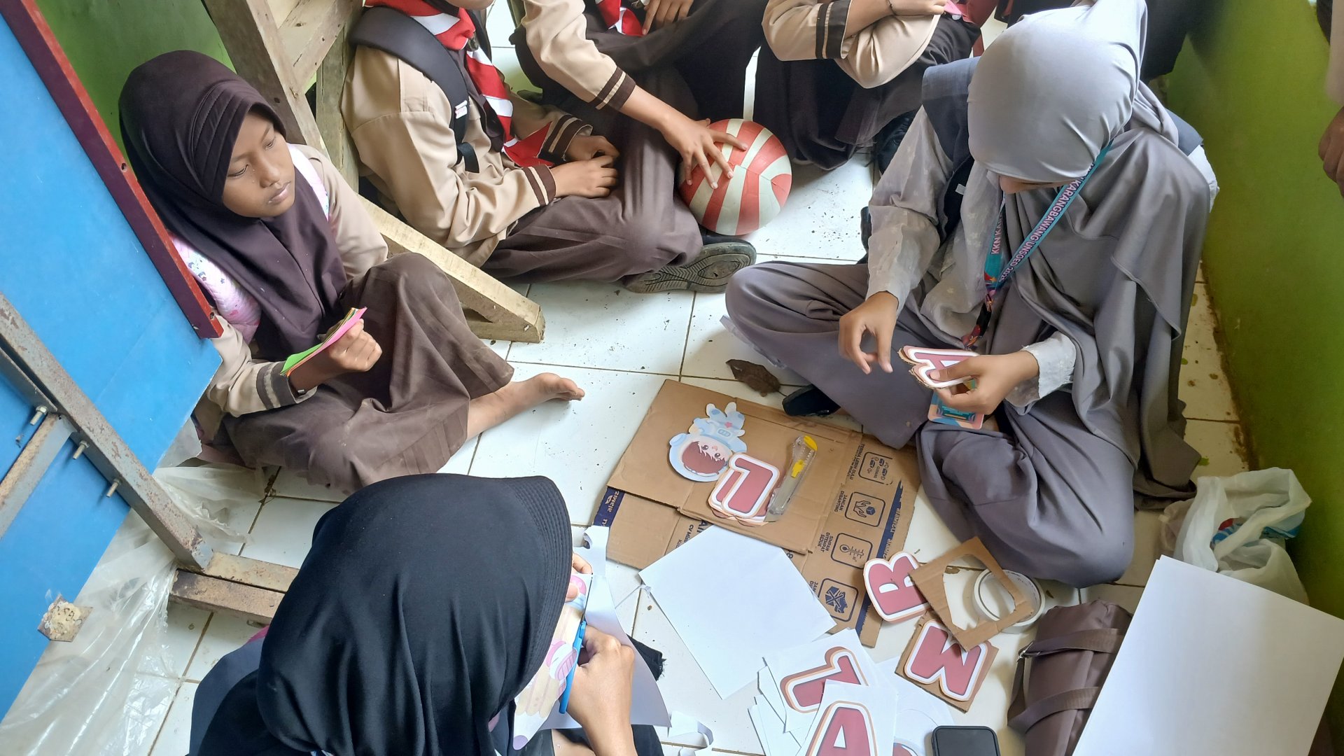 Peningkatan Tampilan Mading Sekolah melalui Elemen Dekoratif