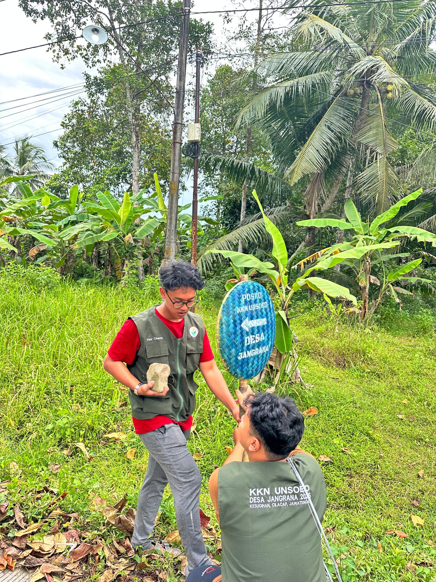 Pemasangan penunjuk arah posko