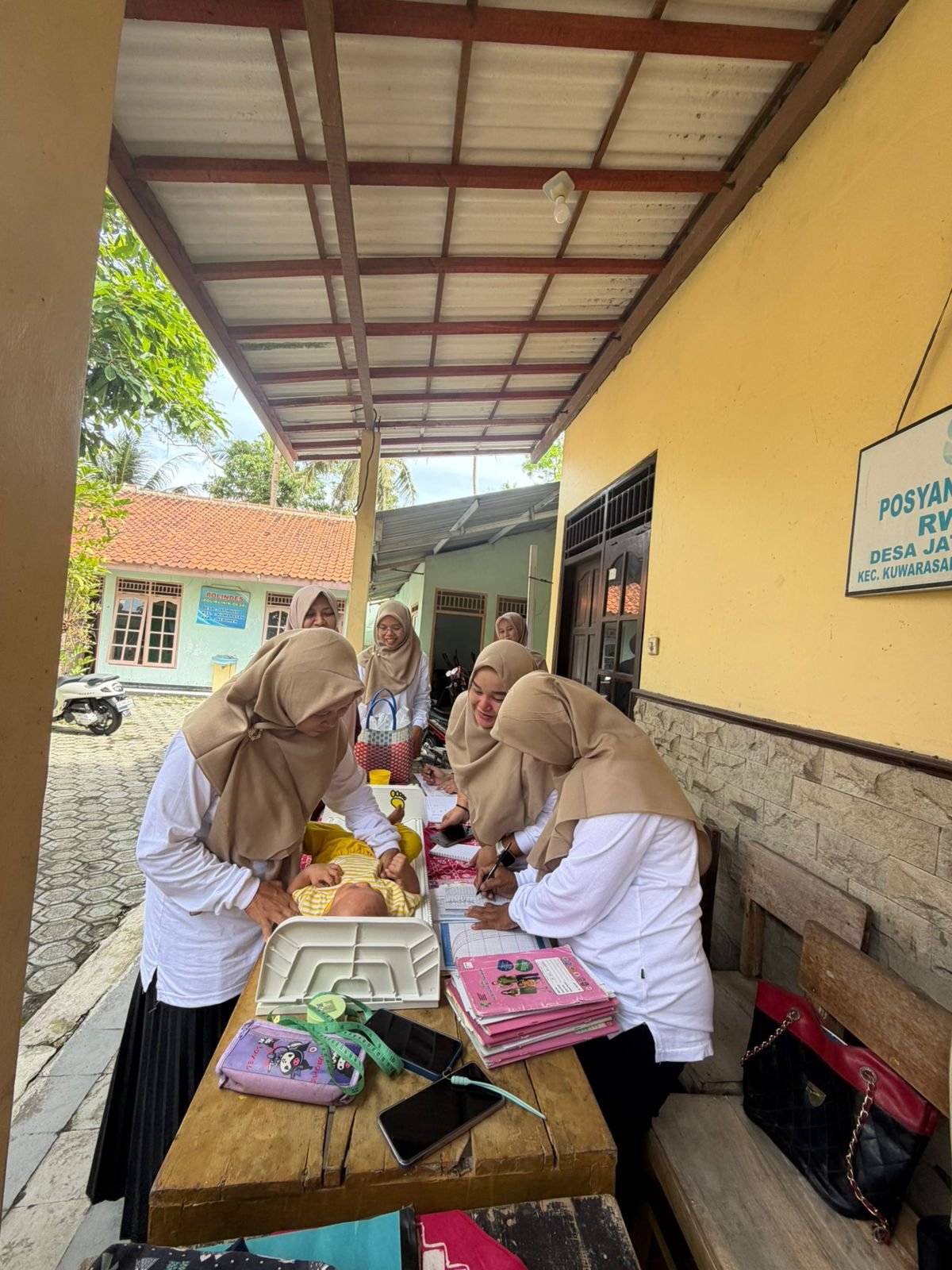 Kegiatan Posyandu di Balai Desa Jatimulyo