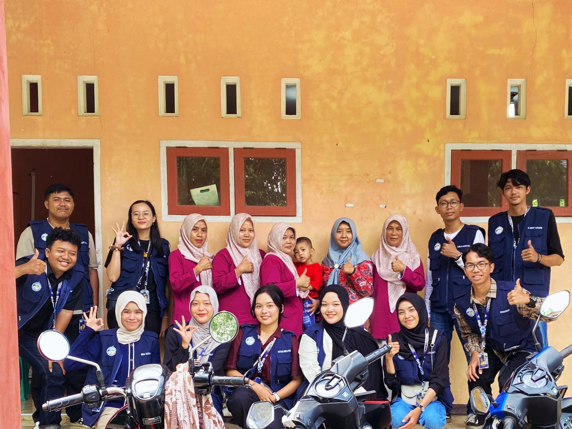 Hari Ketiga KKN: Pendampingan Posyandu dan Kerja Bakti Greenhouse di Desa Plana