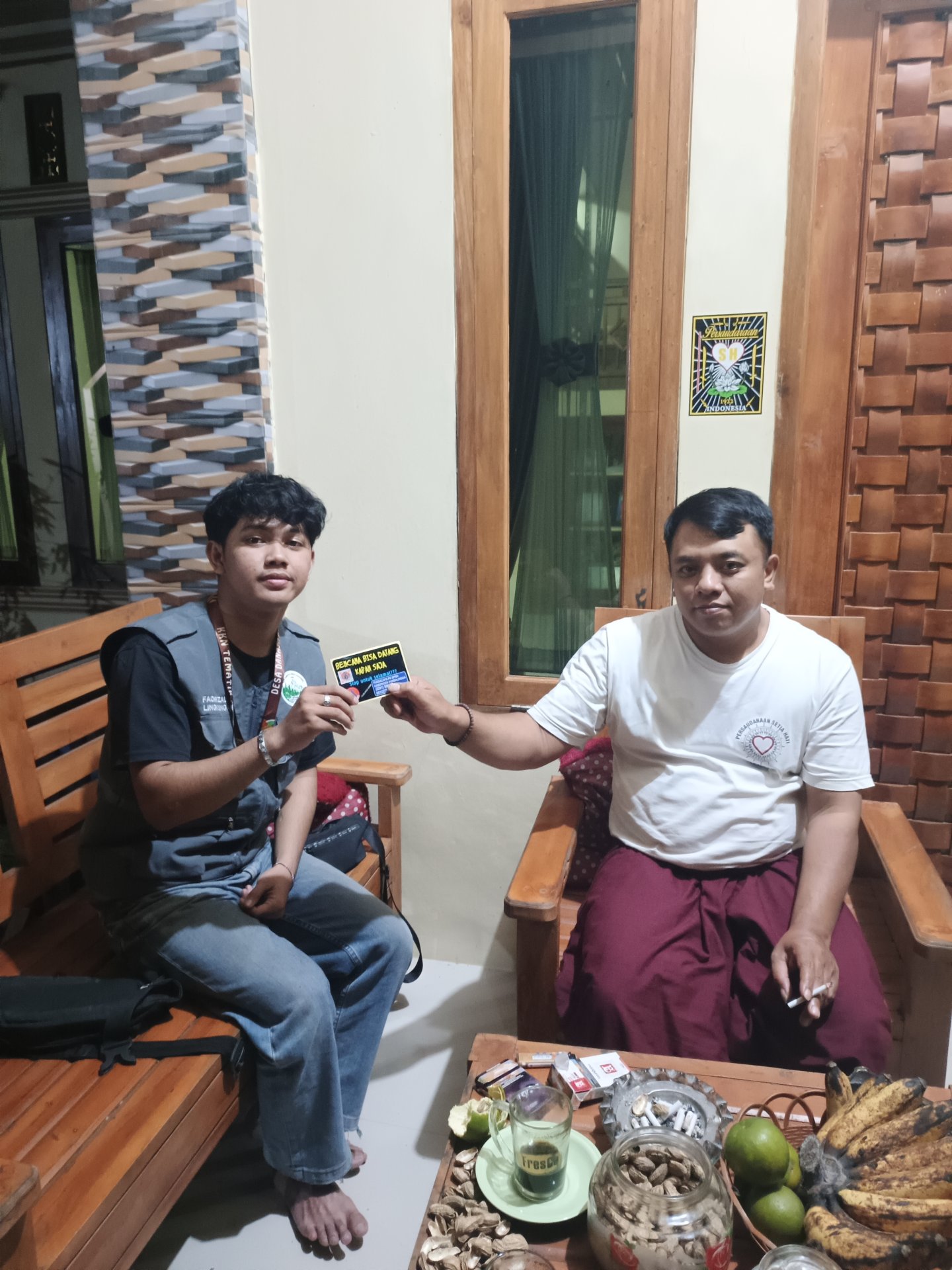 Mengunjungi ketua RT 2 di RW 2 Danasari