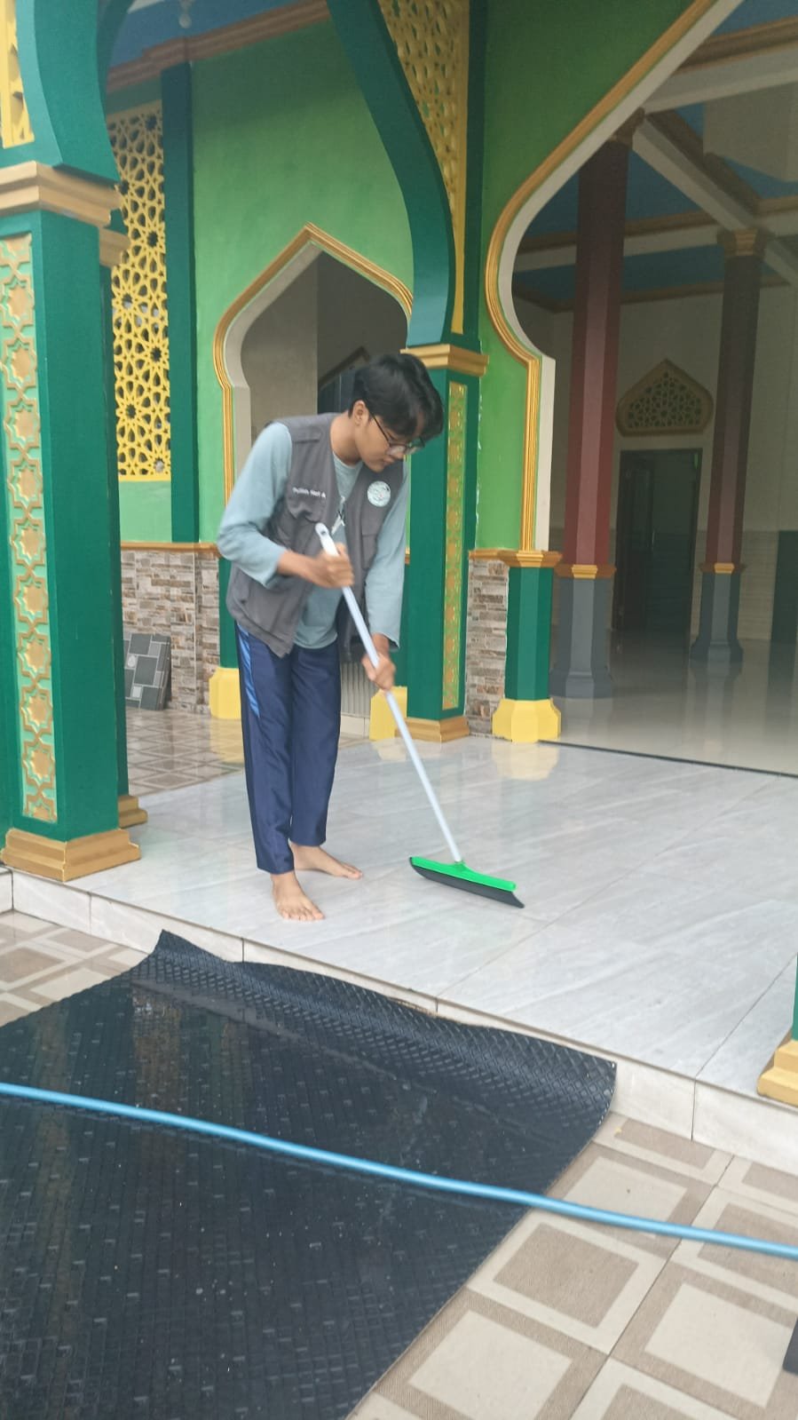 Membantu kerja bakti masjid RT 09