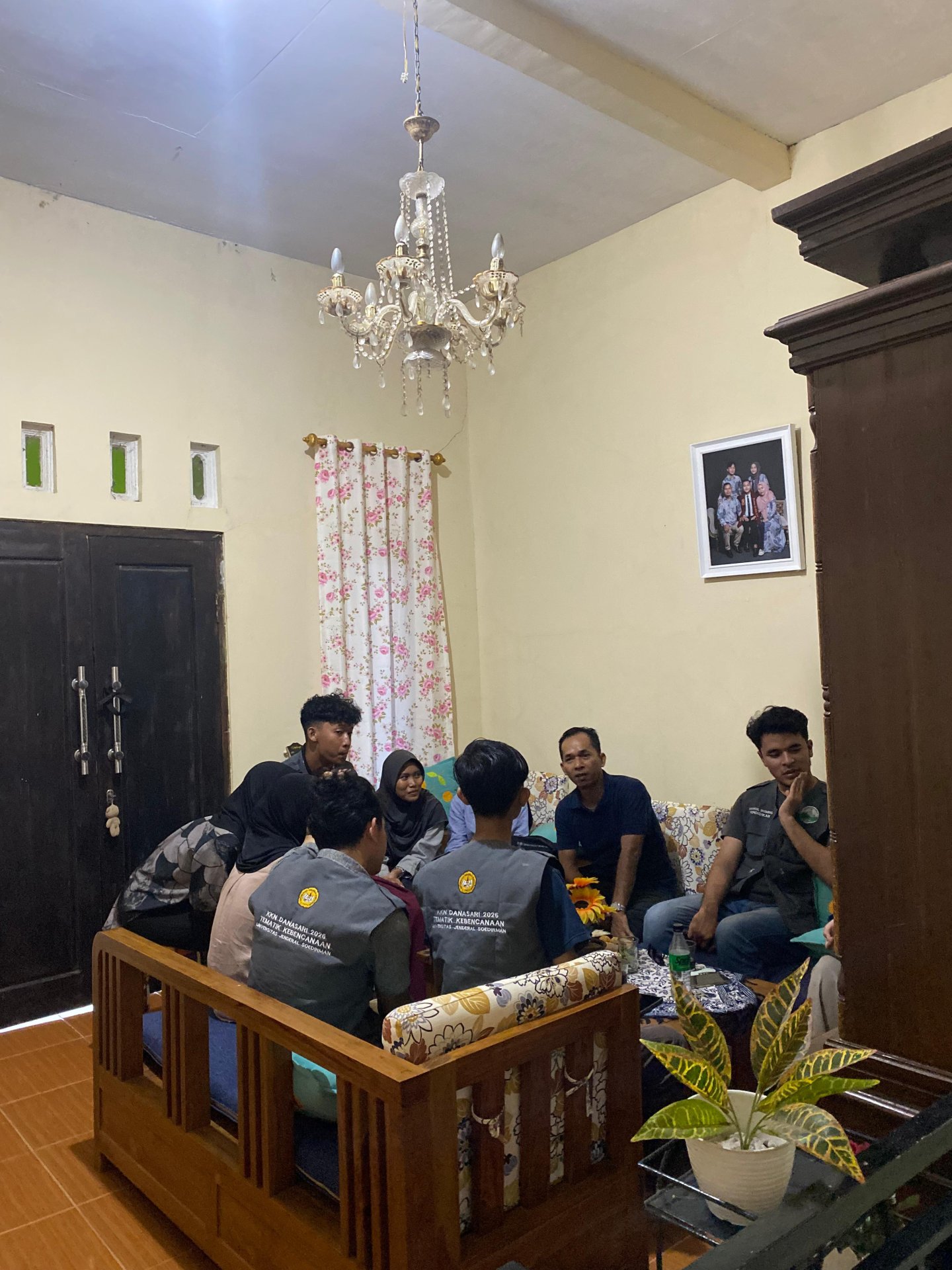 Berdiskusi dengan pak kades