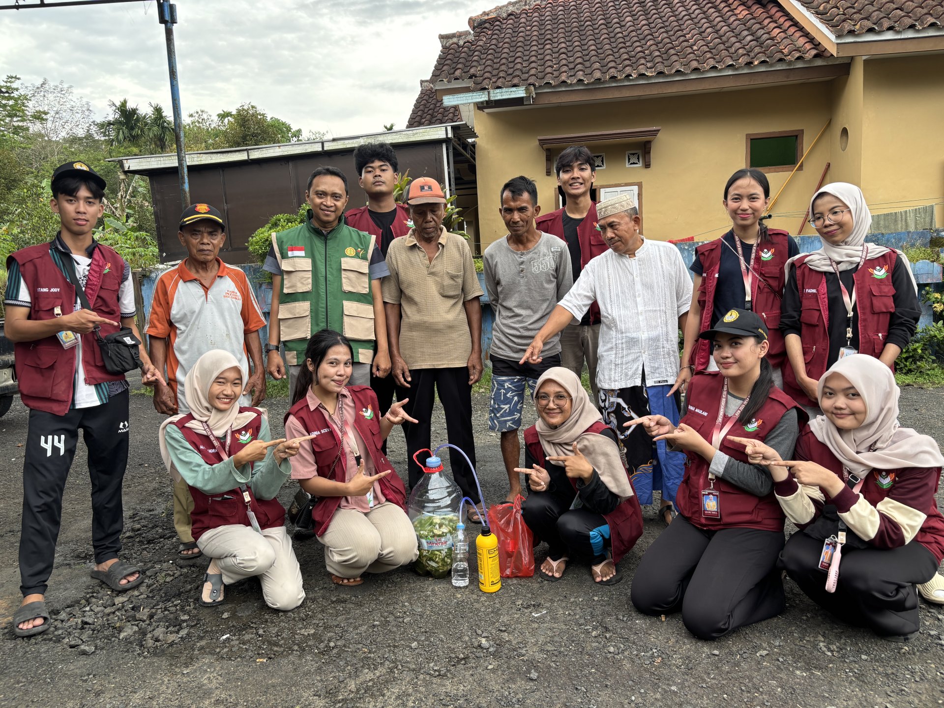 Sosialisasi mengenai pemanfaatan kembali sampah dan membuat pupuk organik cair