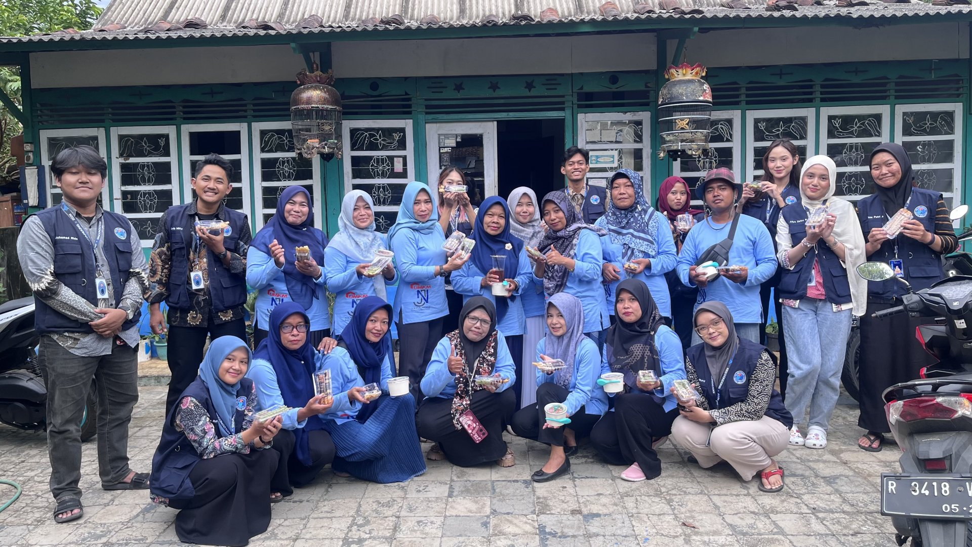 Sosialisasi dan Implementasi inovasi umkm dalam mengolah pisang kepada pelaku umkm desa dondong