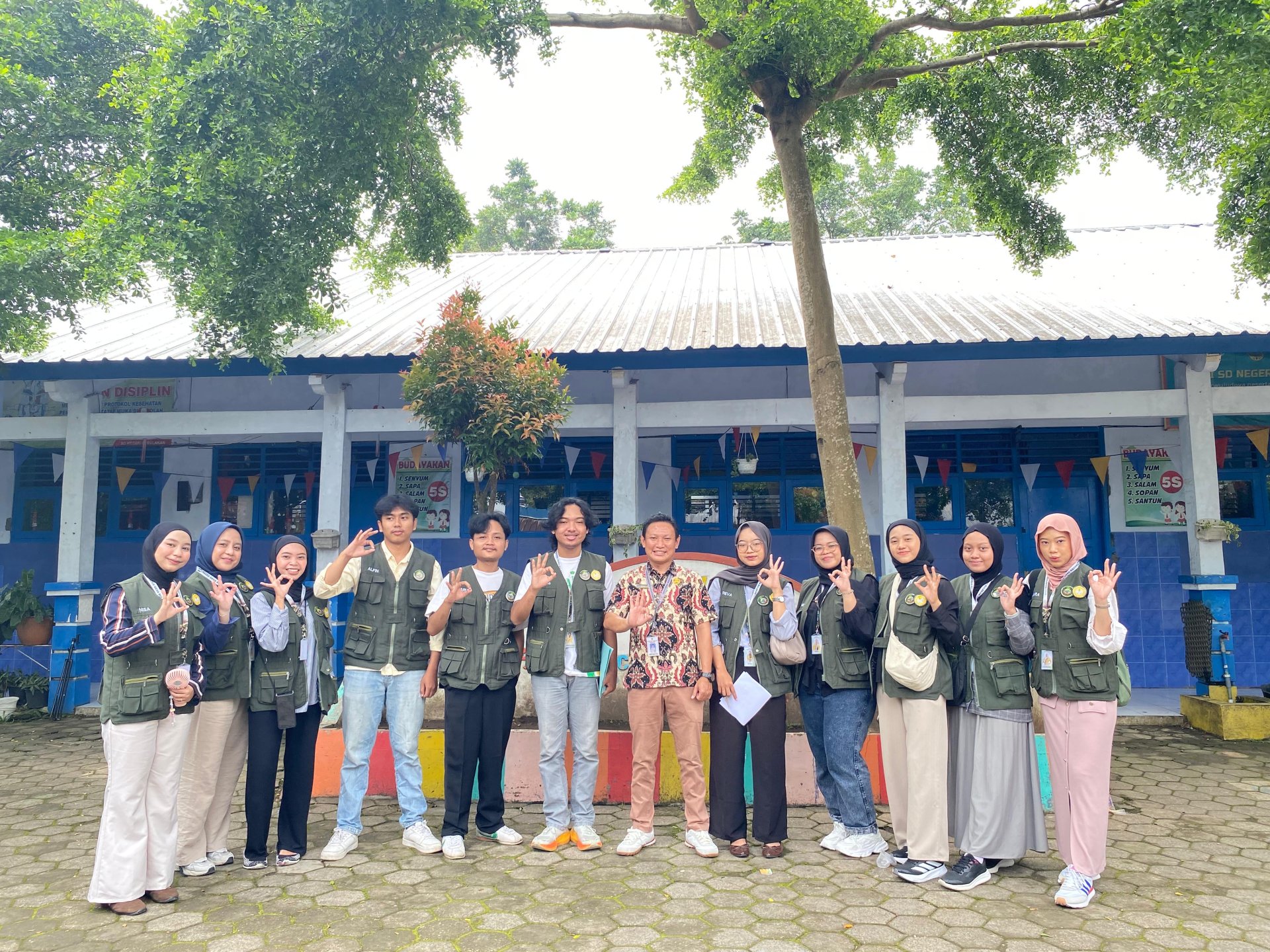 HARI 3- MENGUNJUNGI SEKOLAH SEKITAR DESA