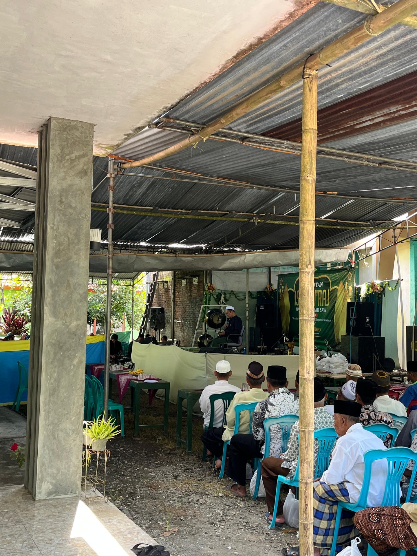 Membantu warga rajaban