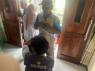 Membatu ibu bidan di Posyandu