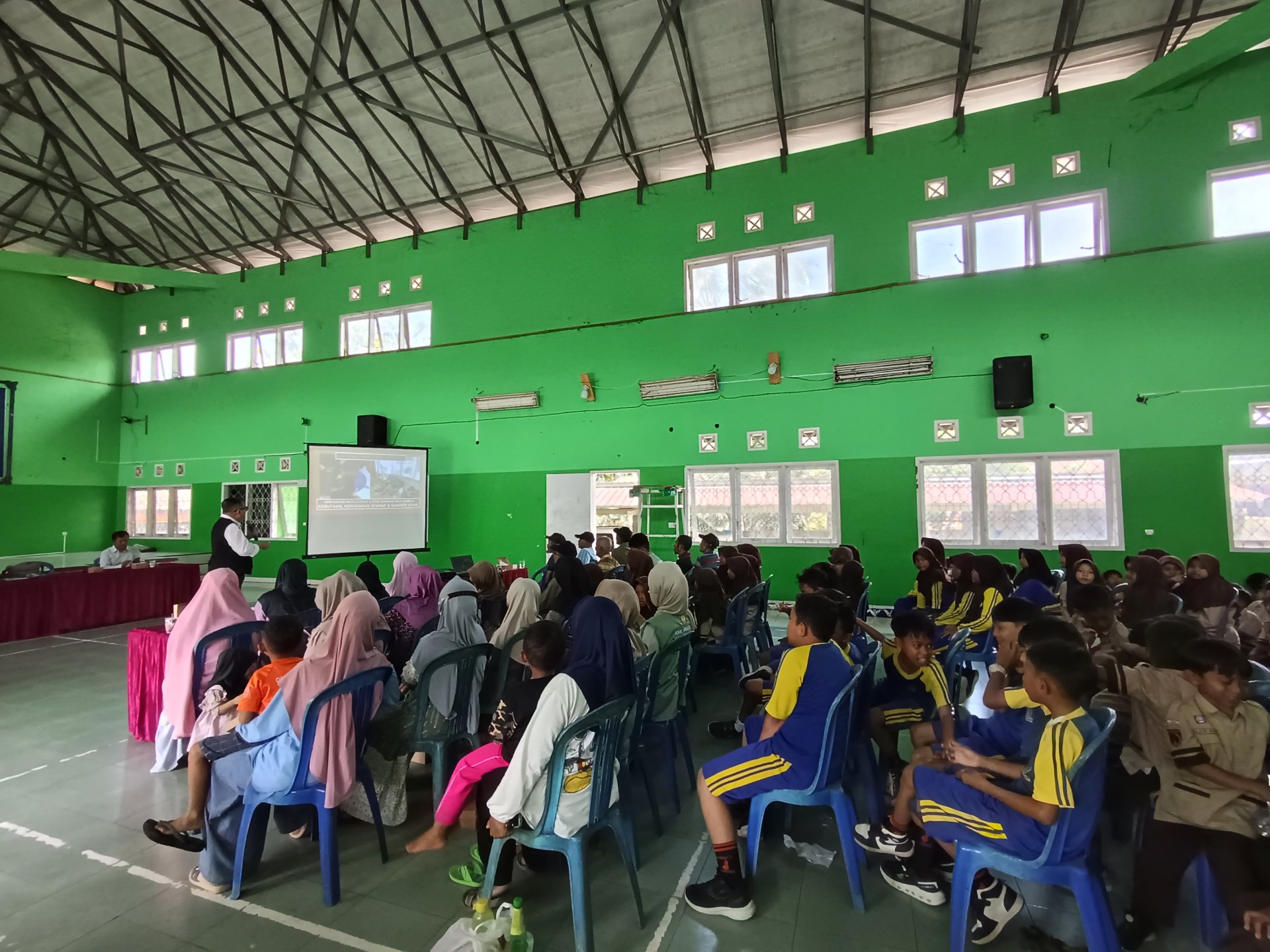 Mengikuti Sosialisasi dan Edukasi Kesehatan Mata di Balai Desa Sumampir