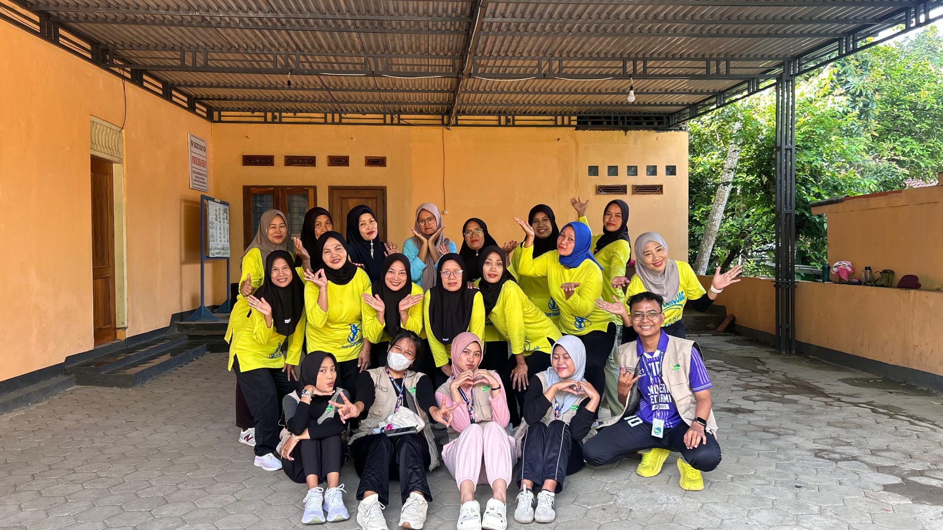 Senam bersama Warga desa di balai desa penerusan wetan