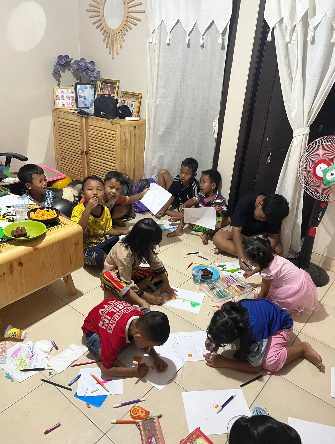 Menggambar bersama adek-adek