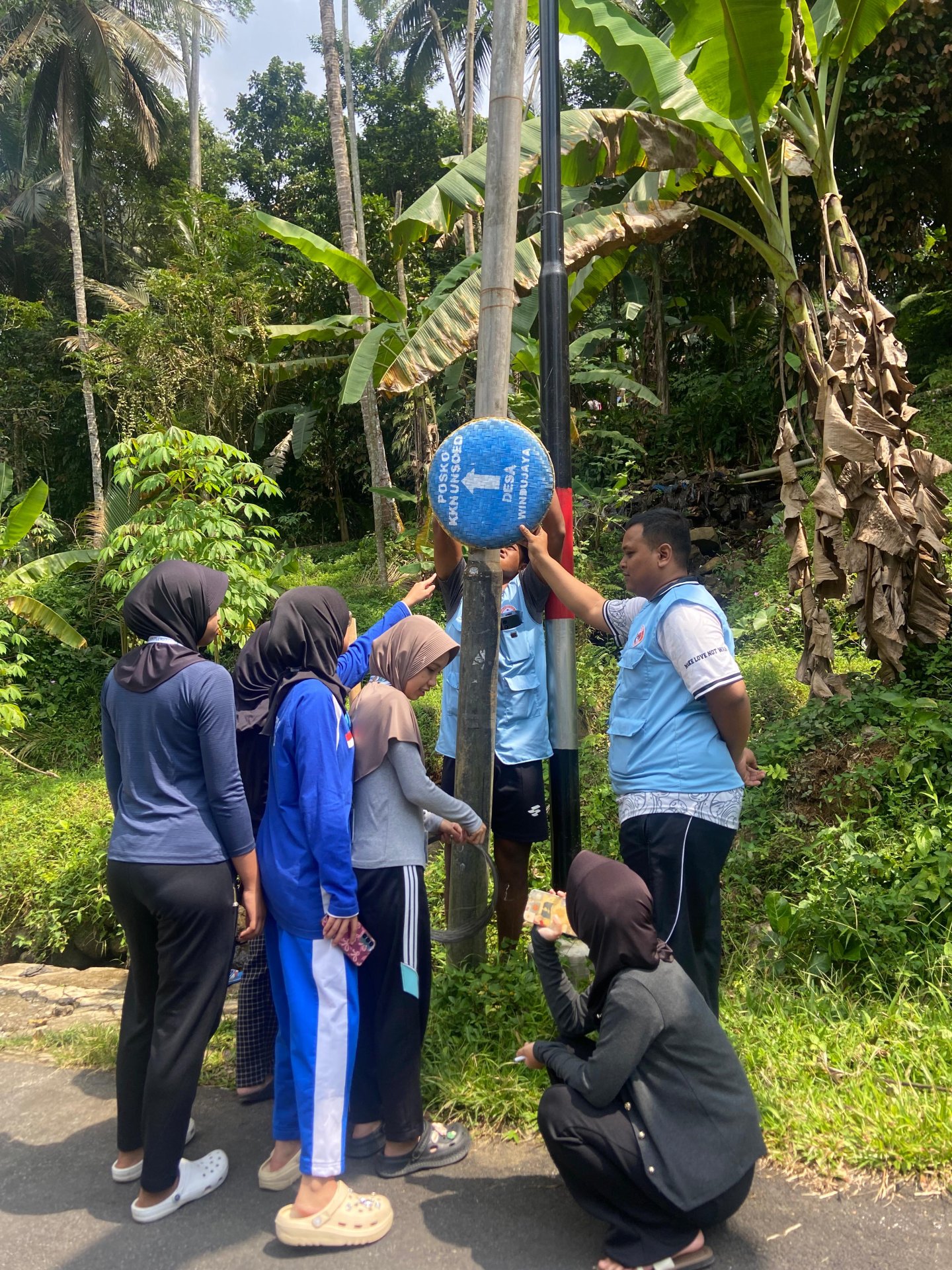 Pemasangan petunjuk arah posko