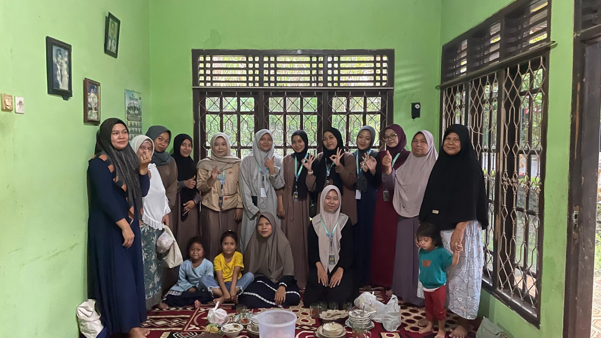 Mengikuti pengajian rutinan bersama dengan ibu-ibu di Dusun Juru Tengah.