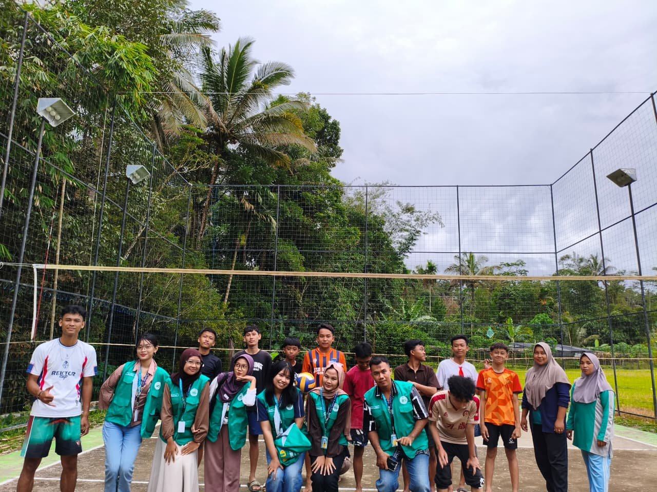 mengikuti kegiatan voli di lapangan RW 3