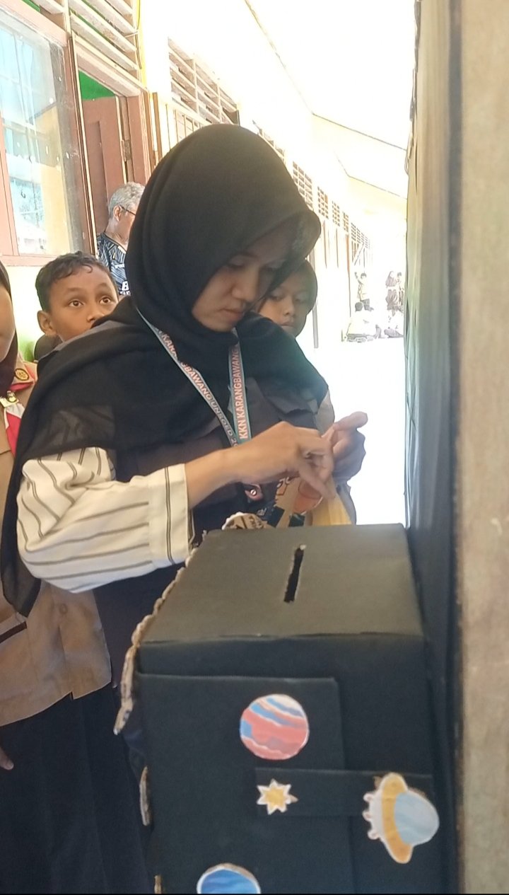 Pemasangan Kotak Aspirasi di SDN 02 Karangbawang