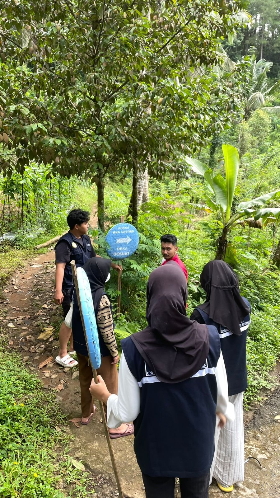 Pemasangan tampah penunjuk ke lokasi posko kkn