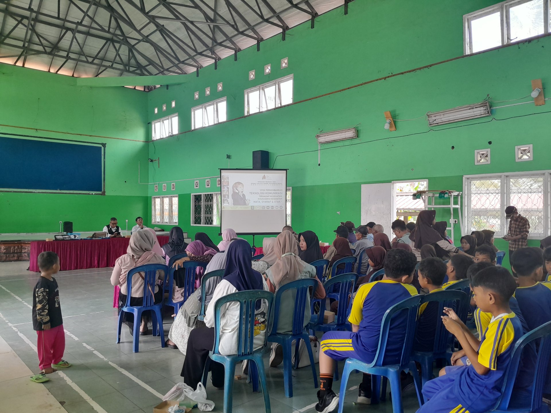 Hadir dalam sosialisasi Efek Perkembangan Teknologi Komunikasi terhadap Kesehatan khususnya Kesehatan Mata, Syaraf, dan Otak