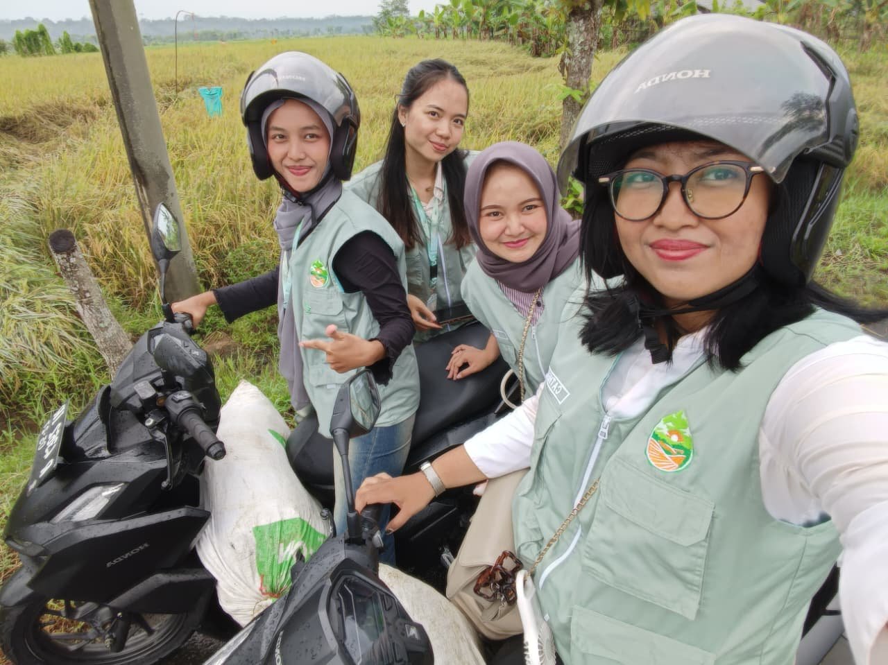 Mahasiswa KKN Desa Sumampir Periode Jan-Feb 2026 pengambilan pupuk hewan untuk proker