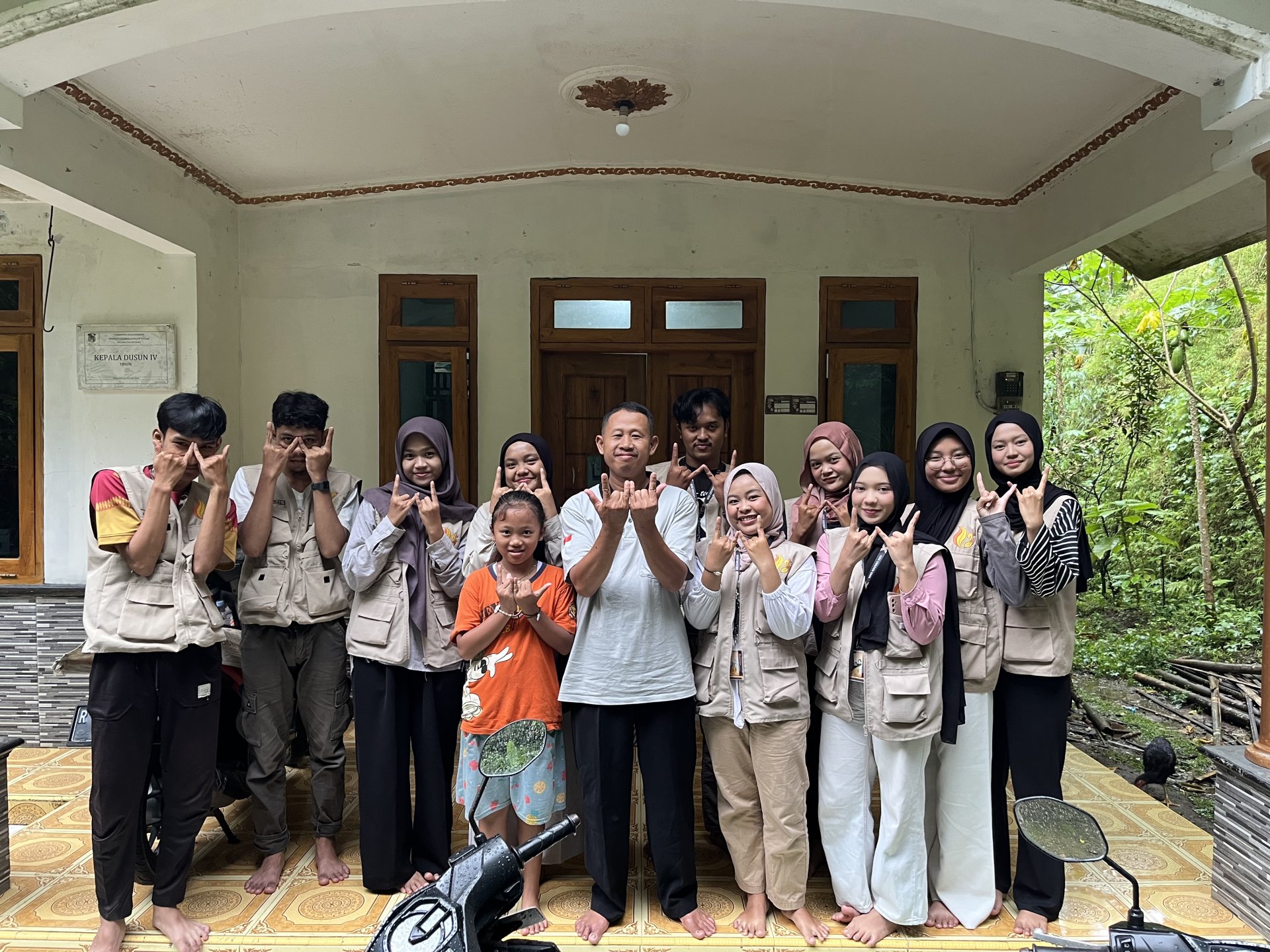 Melakukan kunjungan ke rumah kadus 4