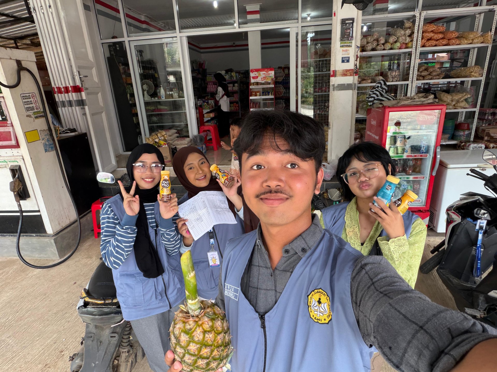 Diduga kekurangan dana, Mahasiswa KKN Desa Lancar Wonosobo mencari makanan ke SDN 1 Lancar (lagi).