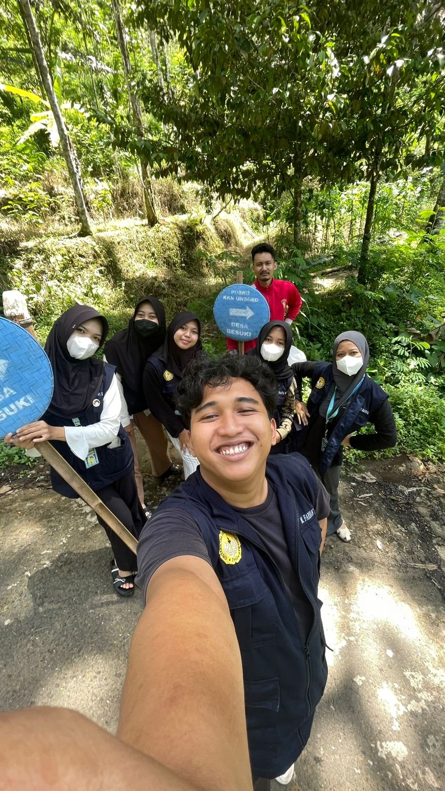 Memasang Plang Arah Posko KKN Desa Besuki